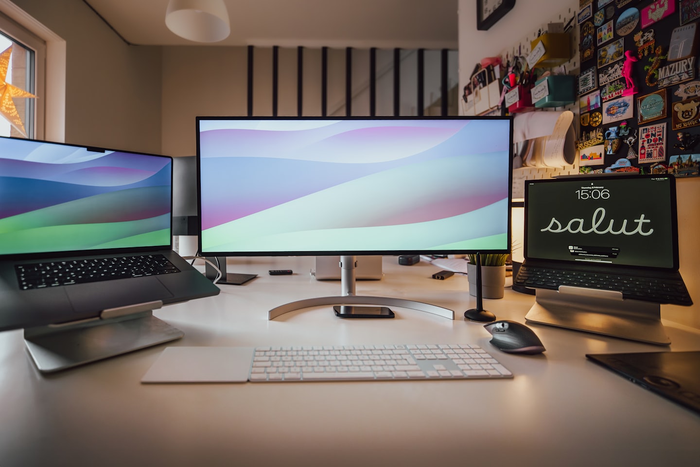 Zorganizowane biurko z laptopem, monitorem i tabletem do pracy cyfrowej.